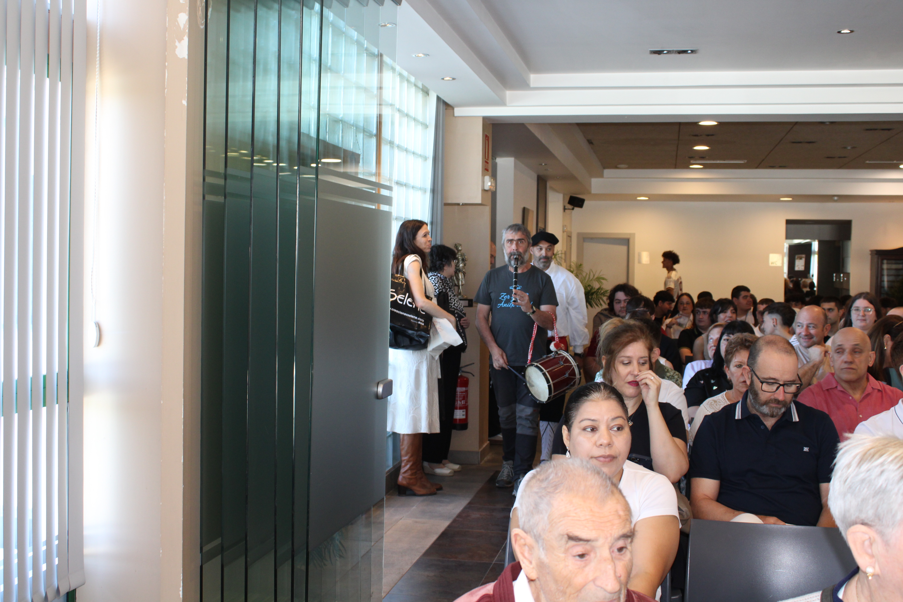 El CI Donibane celebra la graduación de su alumnado de los segundos cursos en Madera, Textil y Electricidad